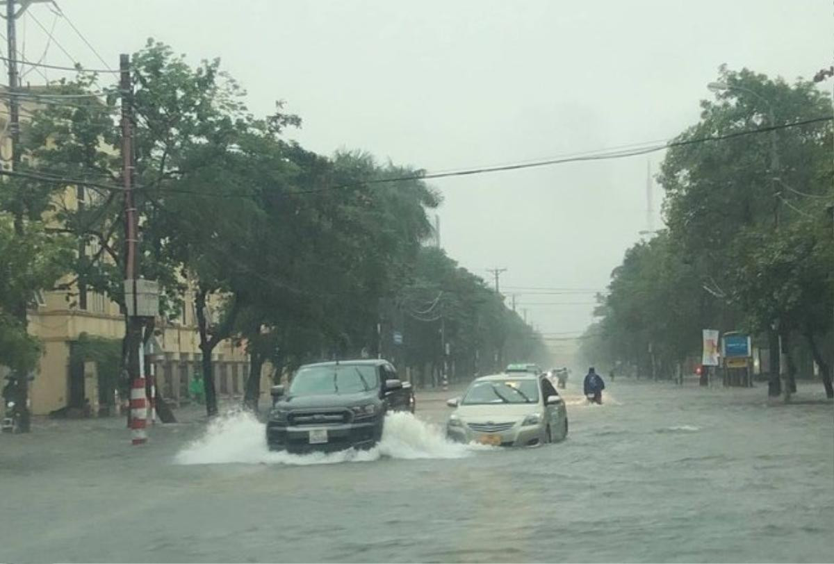 Mưa lớn kéo dài suốt đêm, TP Vinh ngập nước trên diện rộng Ảnh 2