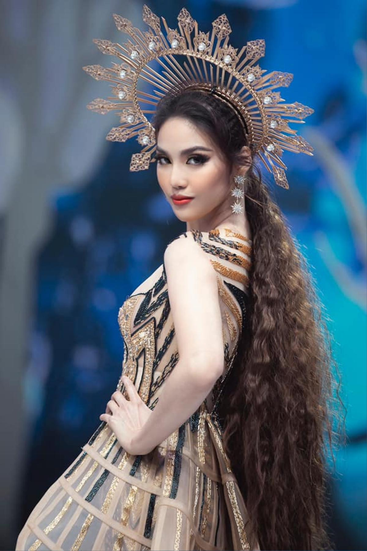 'Mẹ bỉm sữa' Lan Khuê diễn Vedette lộng lẫy xứng danh Nữ hoàng sàn catwalk, Trang Khàn còn phải vào khen Ảnh 1