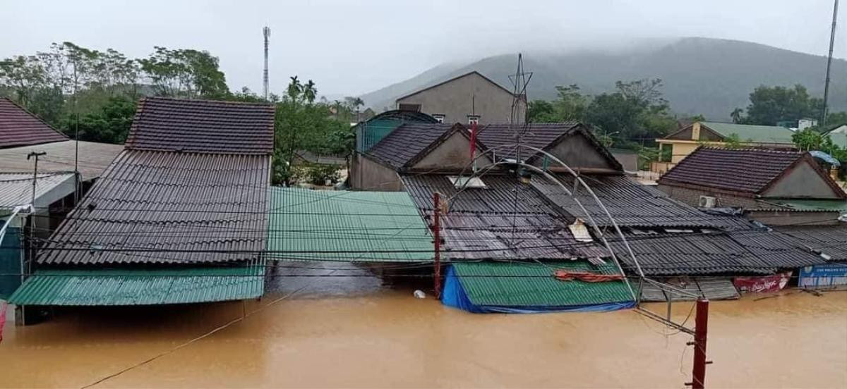 Nước đã đến mái nhà, đội cứu hộ tiếp cận giải cứu người dân trong đêm Ảnh 1