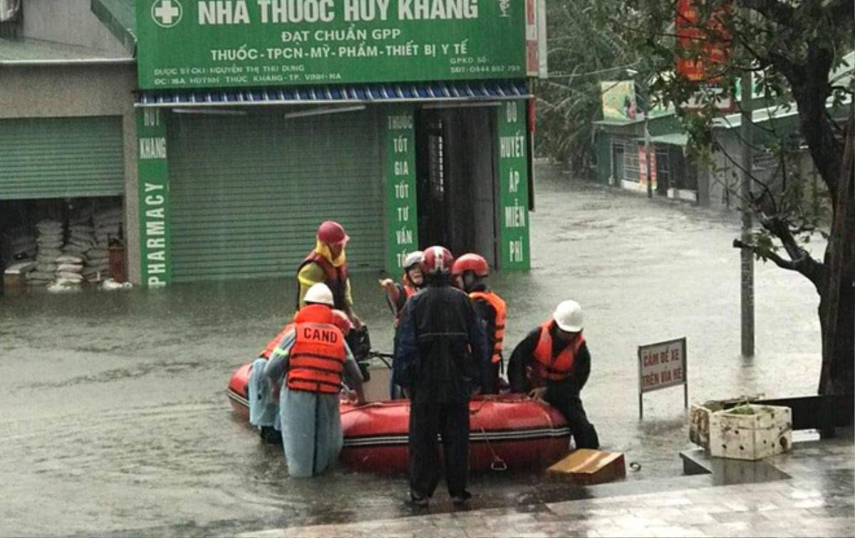 Nước đã đến mái nhà, đội cứu hộ tiếp cận giải cứu người dân trong đêm Ảnh 3