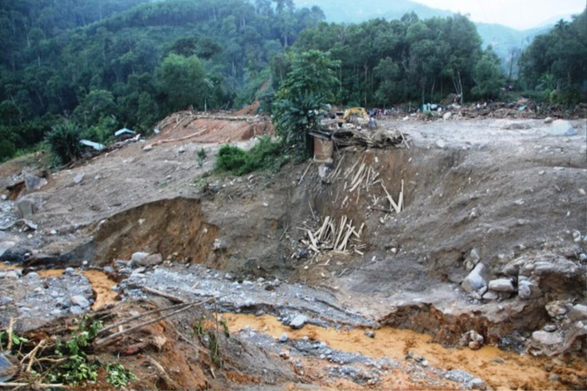 Người mẹ mất 3 đứa con trong vụ sạt lở kinh hoàng: 'Làng mất rồi, con cũng bị vùi trong đó' Ảnh 1