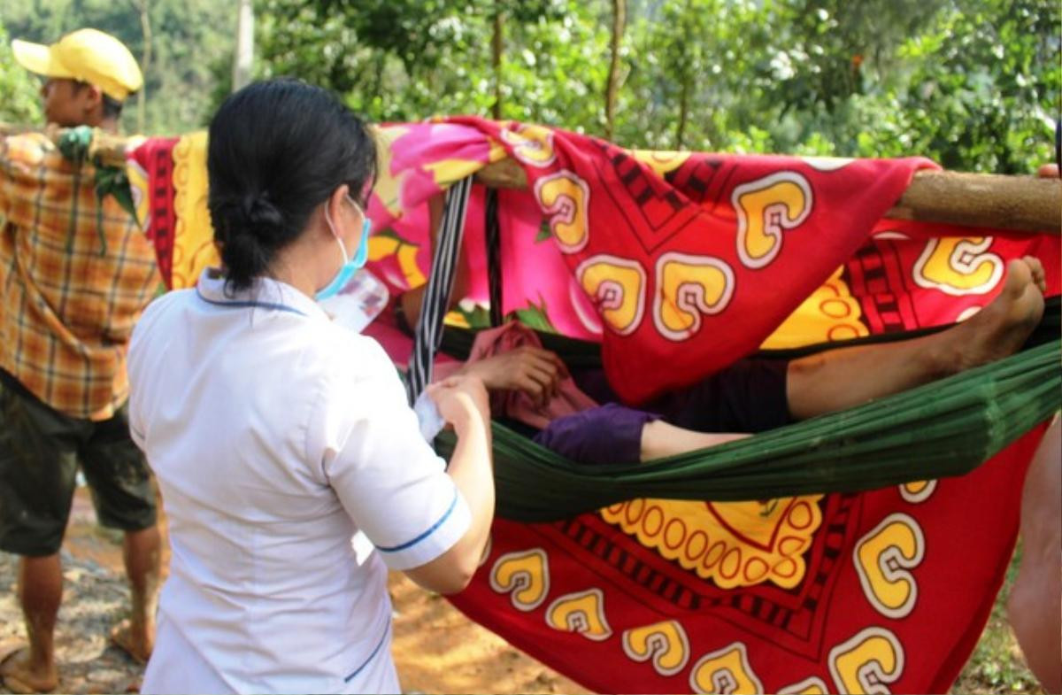 Người mẹ mất 3 đứa con trong vụ sạt lở kinh hoàng: 'Làng mất rồi, con cũng bị vùi trong đó' Ảnh 2