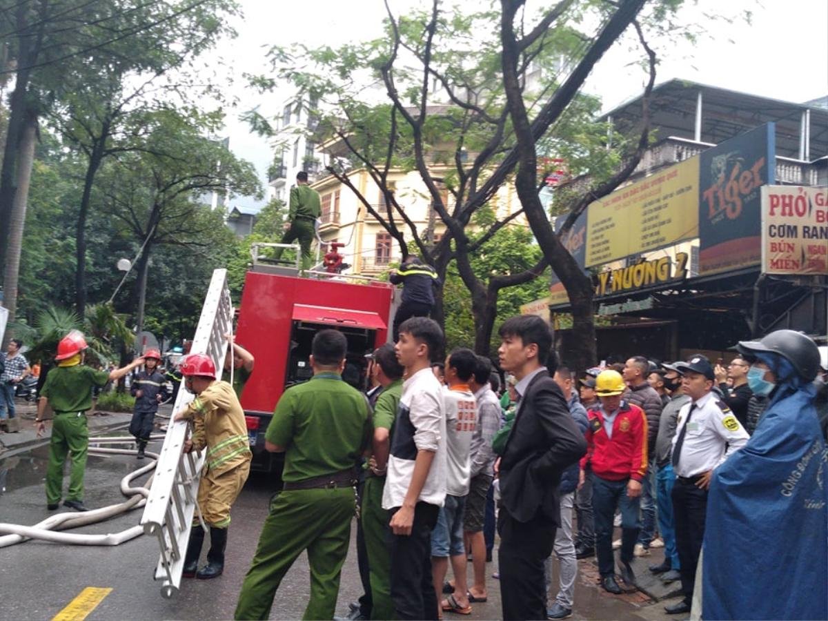 Cháy lớn kèm cột khói cao hàng chục mét tại quán lẩu ở Hà Nội, nhiều người đi đường hoảng sợ Ảnh 7