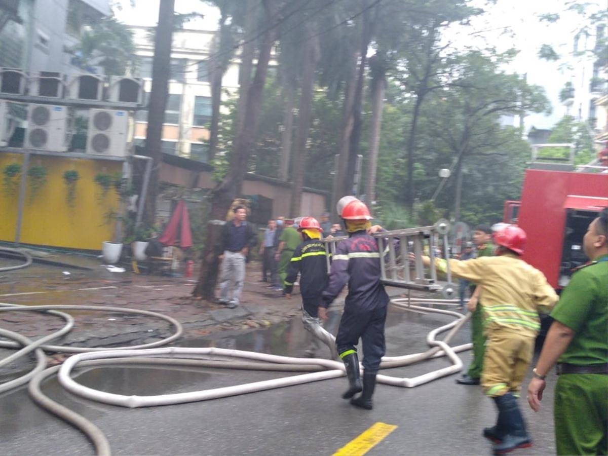 Cháy lớn kèm cột khói cao hàng chục mét tại quán lẩu ở Hà Nội, nhiều người đi đường hoảng sợ Ảnh 3