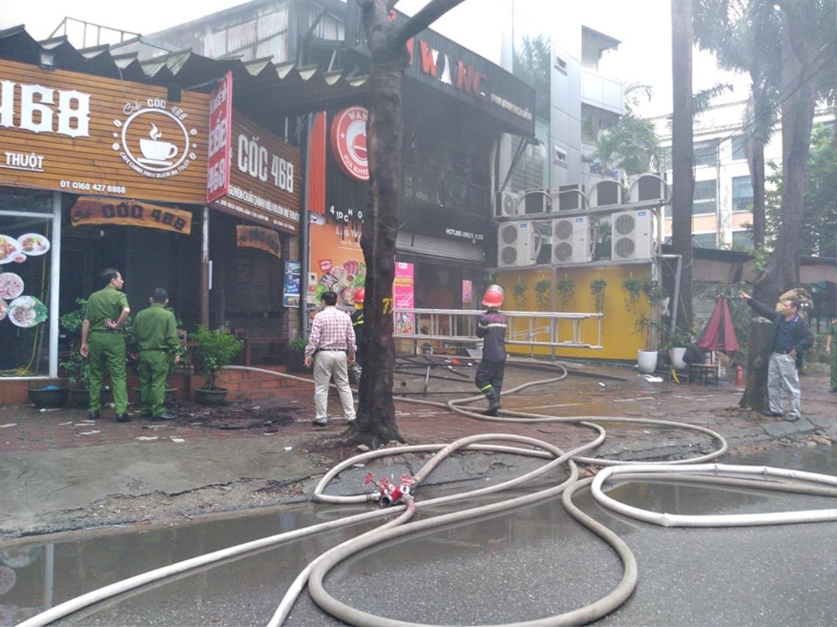 Cháy lớn kèm cột khói cao hàng chục mét tại quán lẩu ở Hà Nội, nhiều người đi đường hoảng sợ Ảnh 2