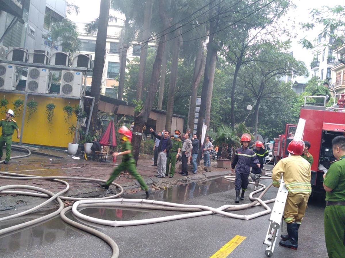 Cháy lớn kèm cột khói cao hàng chục mét tại quán lẩu ở Hà Nội, nhiều người đi đường hoảng sợ Ảnh 4