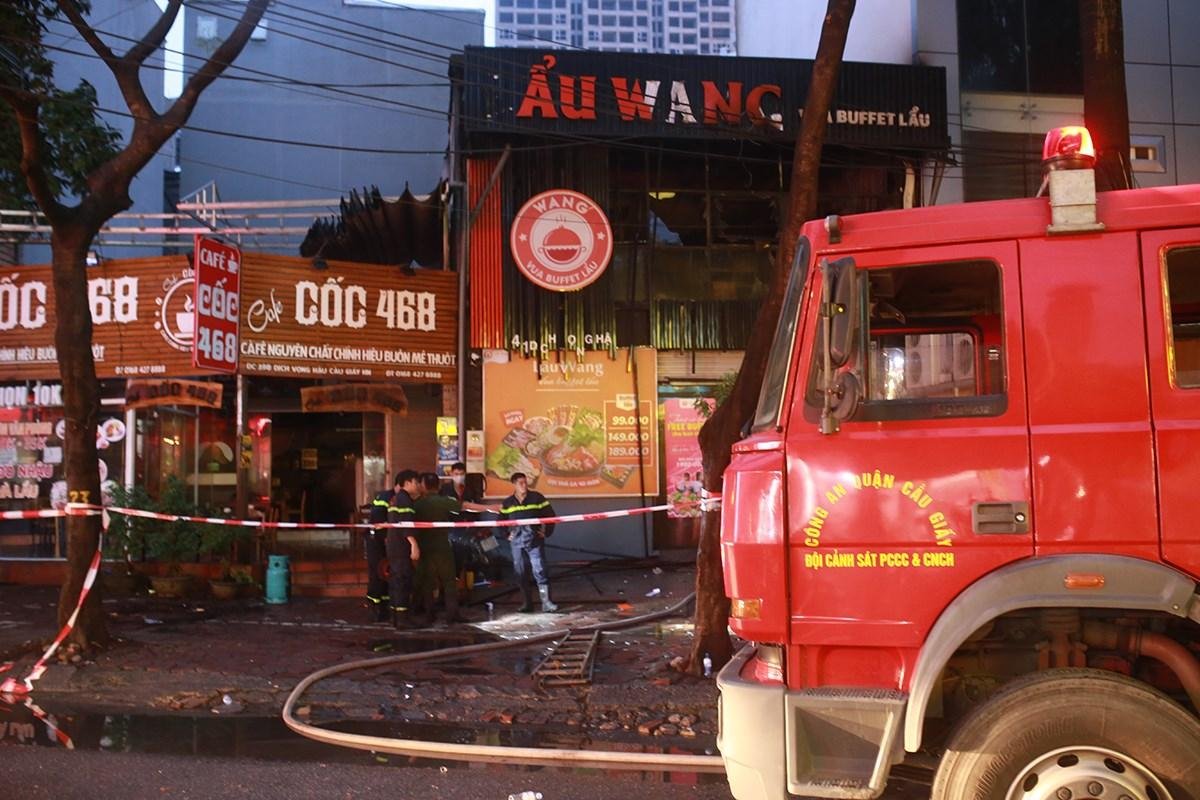 Cháy lớn kèm cột khói cao hàng chục mét tại quán lẩu ở Hà Nội, nhiều người đi đường hoảng sợ Ảnh 5