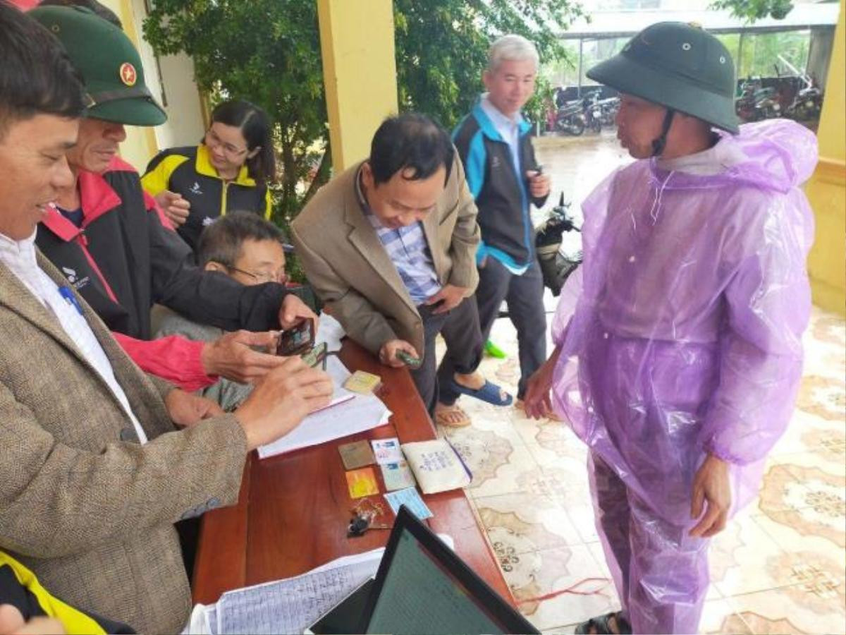 Phát hiện dây chuyền vàng trong túi đồ cứu trợ, người đàn ông ở Hà Tĩnh tìm người trả lại Ảnh 1