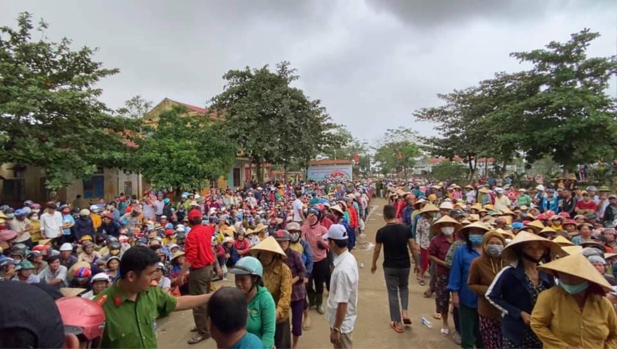 Thông tin mới nhất việc Thủy Tiên tạm dừng hỗ trợ ở Quảng Trị vì có người đeo vàng đến nhận tiền Ảnh 3