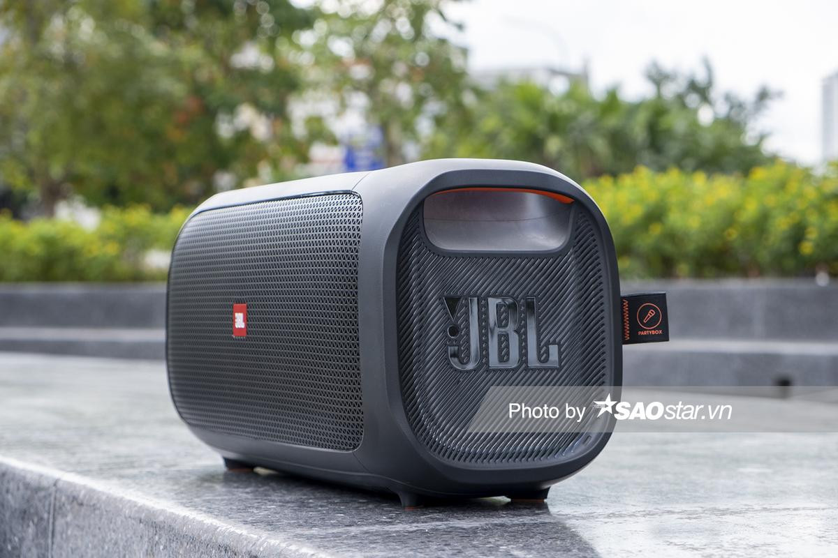 Dùng thử loa Bluetooth JBL PartyBox On The Go: Thiết kế lạ, điểm cộng ở chất âm Ảnh 4