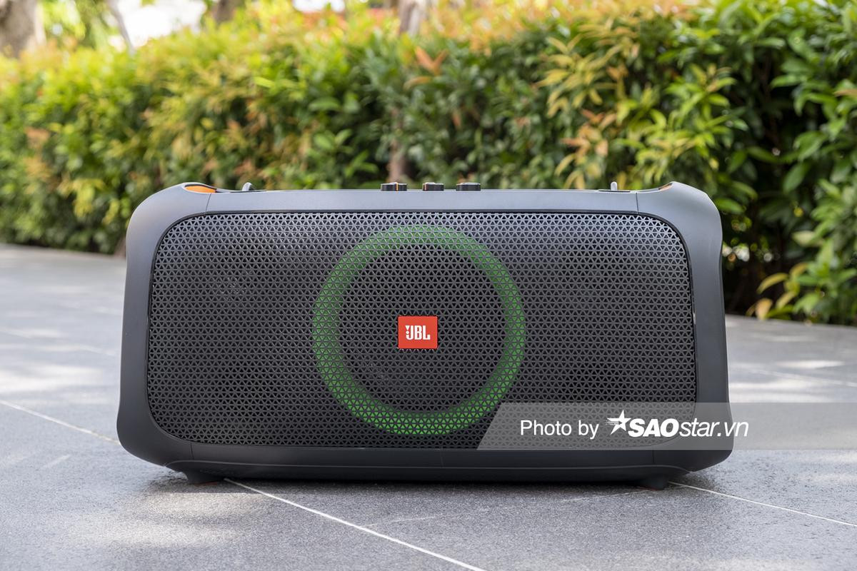 Dùng thử loa Bluetooth JBL PartyBox On The Go: Thiết kế lạ, điểm cộng ở chất âm Ảnh 6