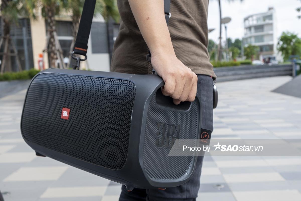 Dùng thử loa Bluetooth JBL PartyBox On The Go: Thiết kế lạ, điểm cộng ở chất âm Ảnh 7