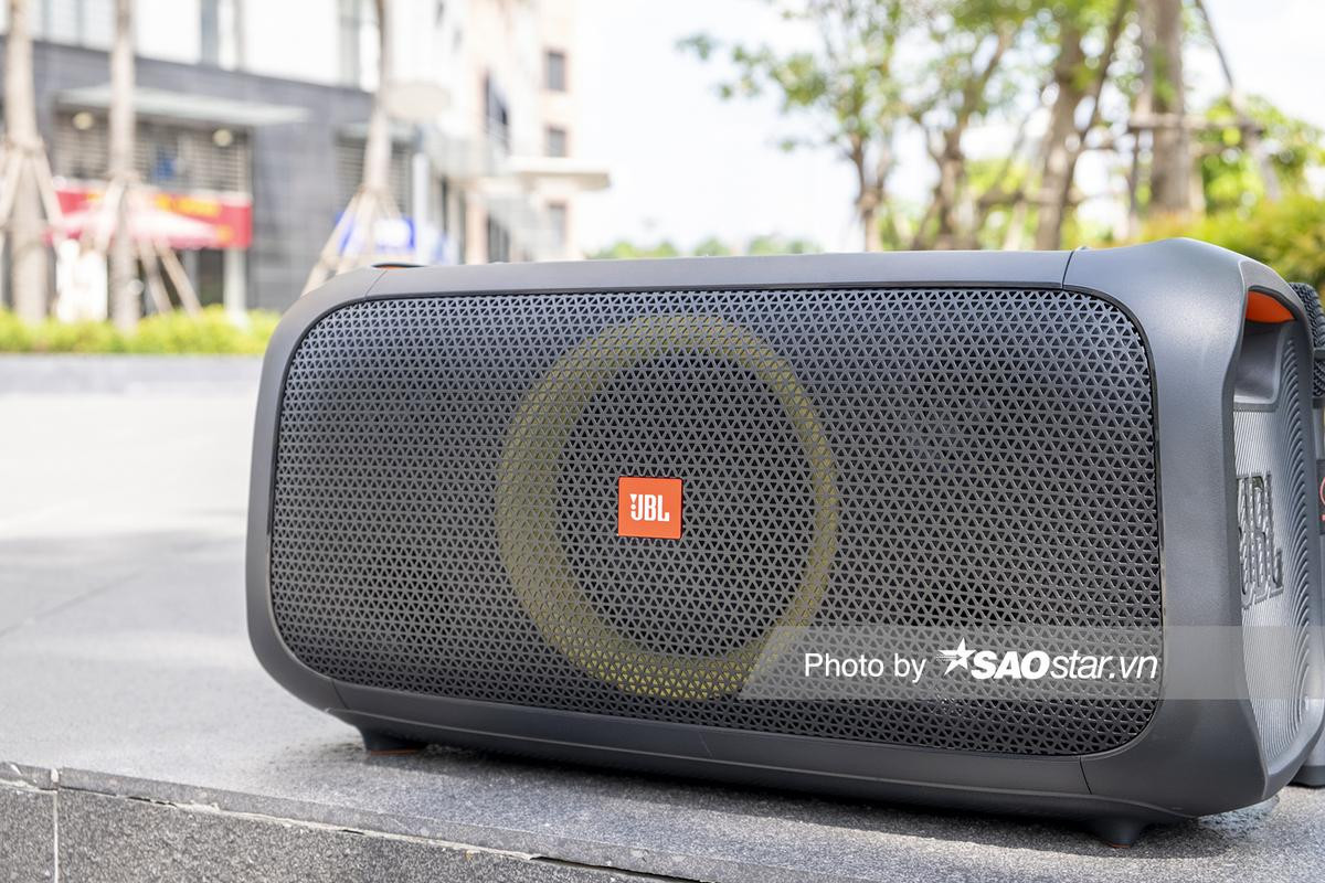 Dùng thử loa Bluetooth JBL PartyBox On The Go: Thiết kế lạ, điểm cộng ở chất âm Ảnh 8