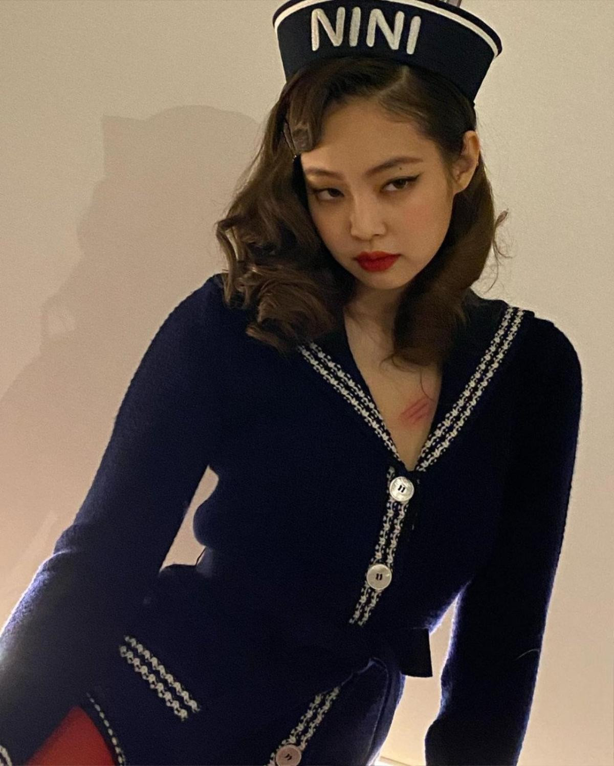 Jennie (Blackpink) tiếp tục 'gây nghiệp', dân mạng chỉ trích: 'Gợi tình, vũ nữ thoát y' Ảnh 1