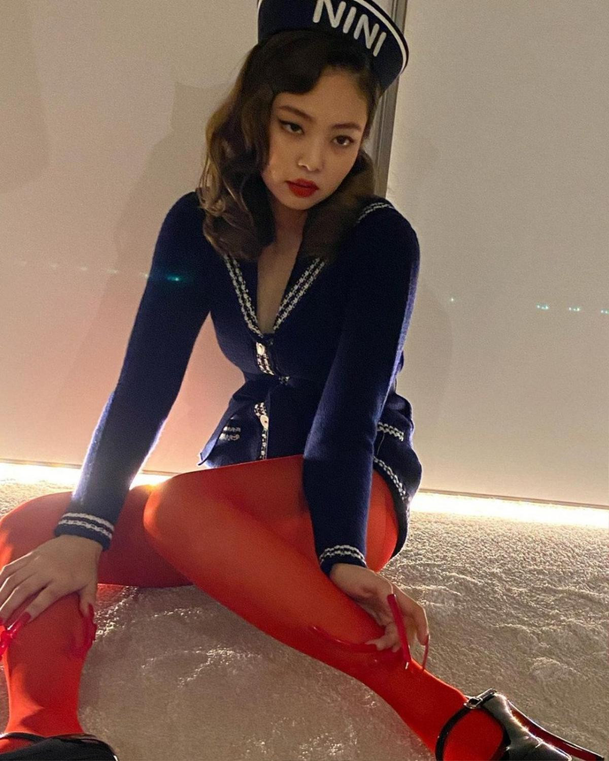 Jennie (Blackpink) tiếp tục 'gây nghiệp', dân mạng chỉ trích: 'Gợi tình, vũ nữ thoát y' Ảnh 5