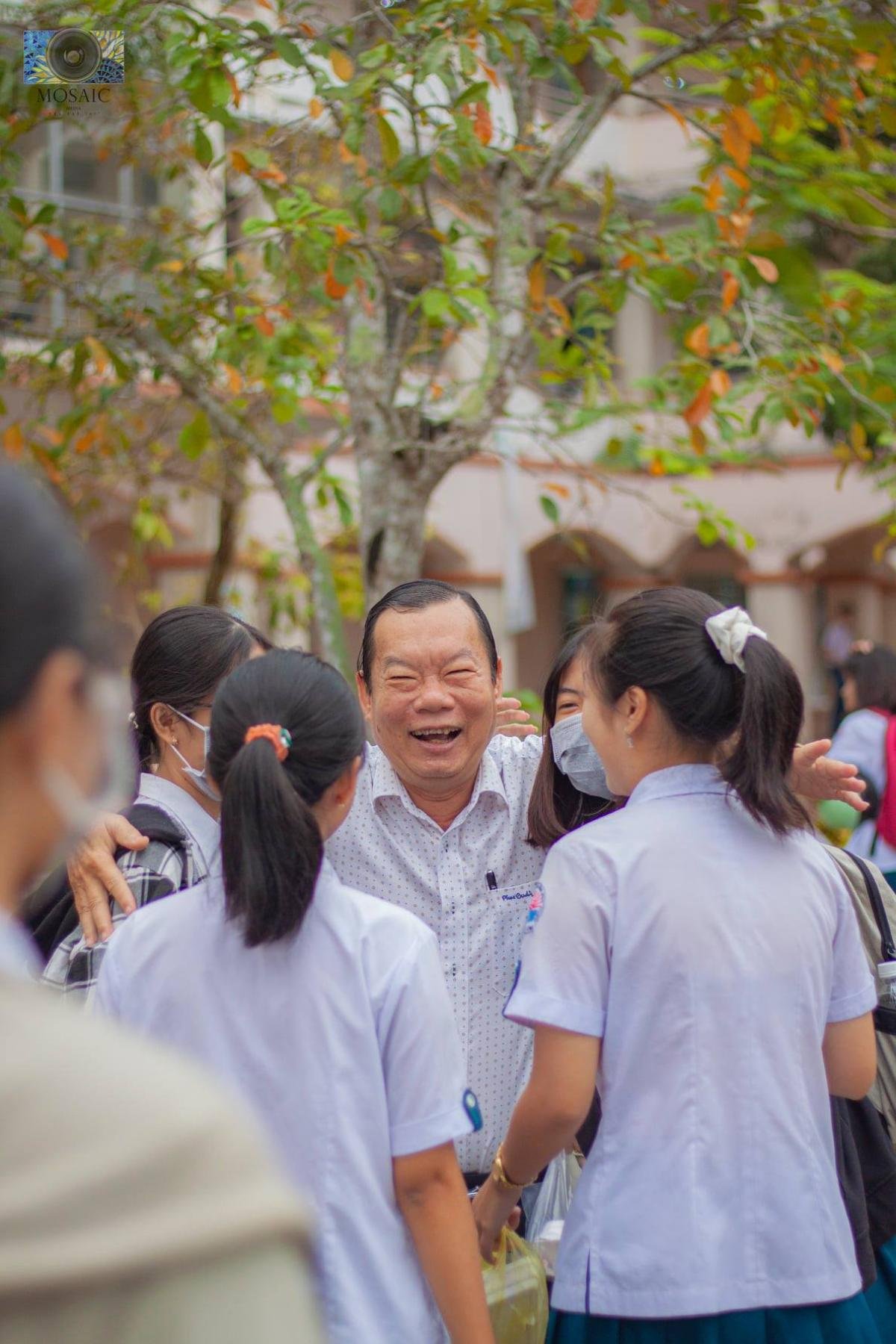 Trước ngày nghỉ hưu, thầy Hiệu trưởng đứng ở cổng trường đón từng học sinh để gửi lời tạm biệt Ảnh 1