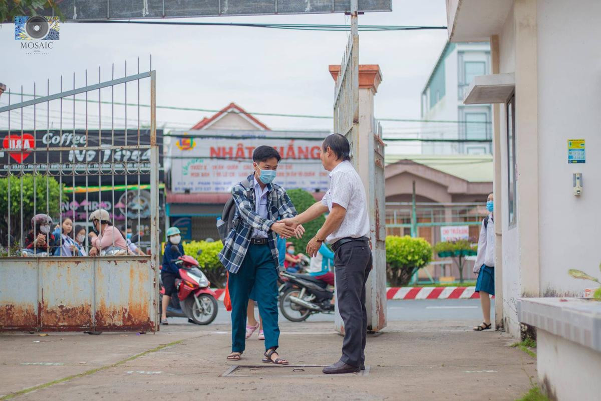 Trước ngày nghỉ hưu, thầy Hiệu trưởng đứng ở cổng trường đón từng học sinh để gửi lời tạm biệt Ảnh 2