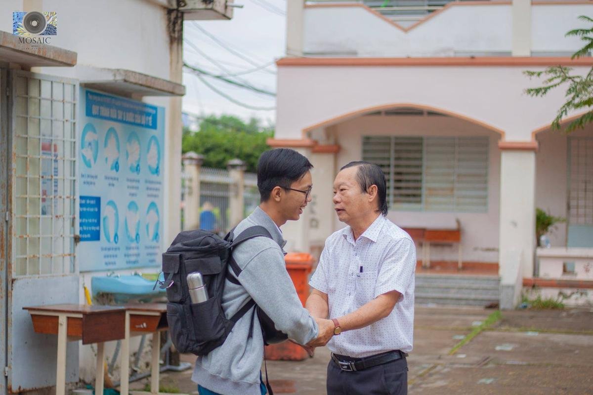 Trước ngày nghỉ hưu, thầy Hiệu trưởng đứng ở cổng trường đón từng học sinh để gửi lời tạm biệt Ảnh 5