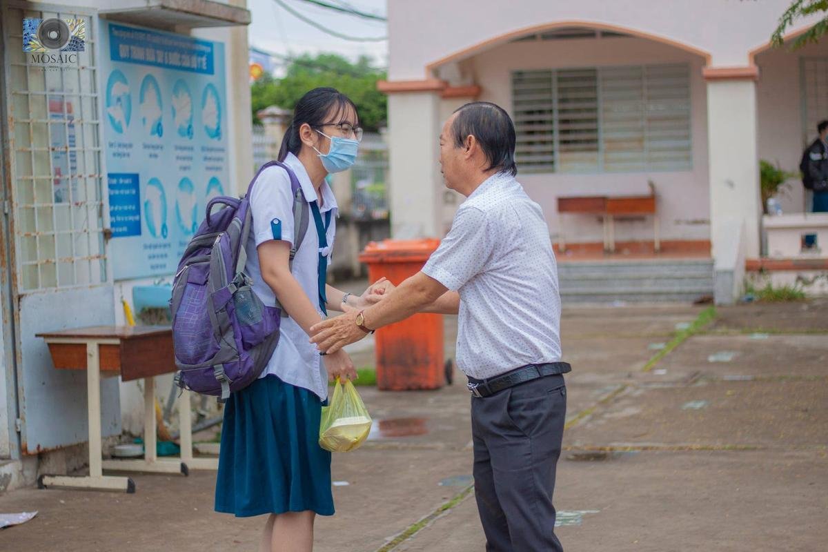 Trước ngày nghỉ hưu, thầy Hiệu trưởng đứng ở cổng trường đón từng học sinh để gửi lời tạm biệt Ảnh 6