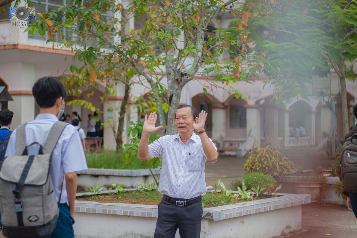 Trước ngày nghỉ hưu, thầy Hiệu trưởng đứng ở cổng trường đón từng học sinh để gửi lời tạm biệt Ảnh 4