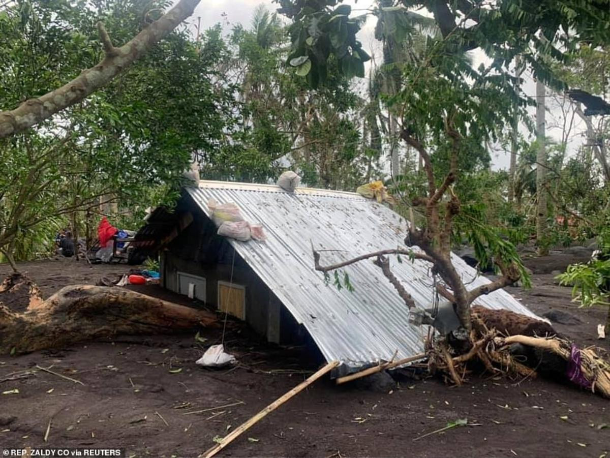 Cảnh tan thương sau khi siêu bão Goni đổ bộ Philippines Ảnh 1