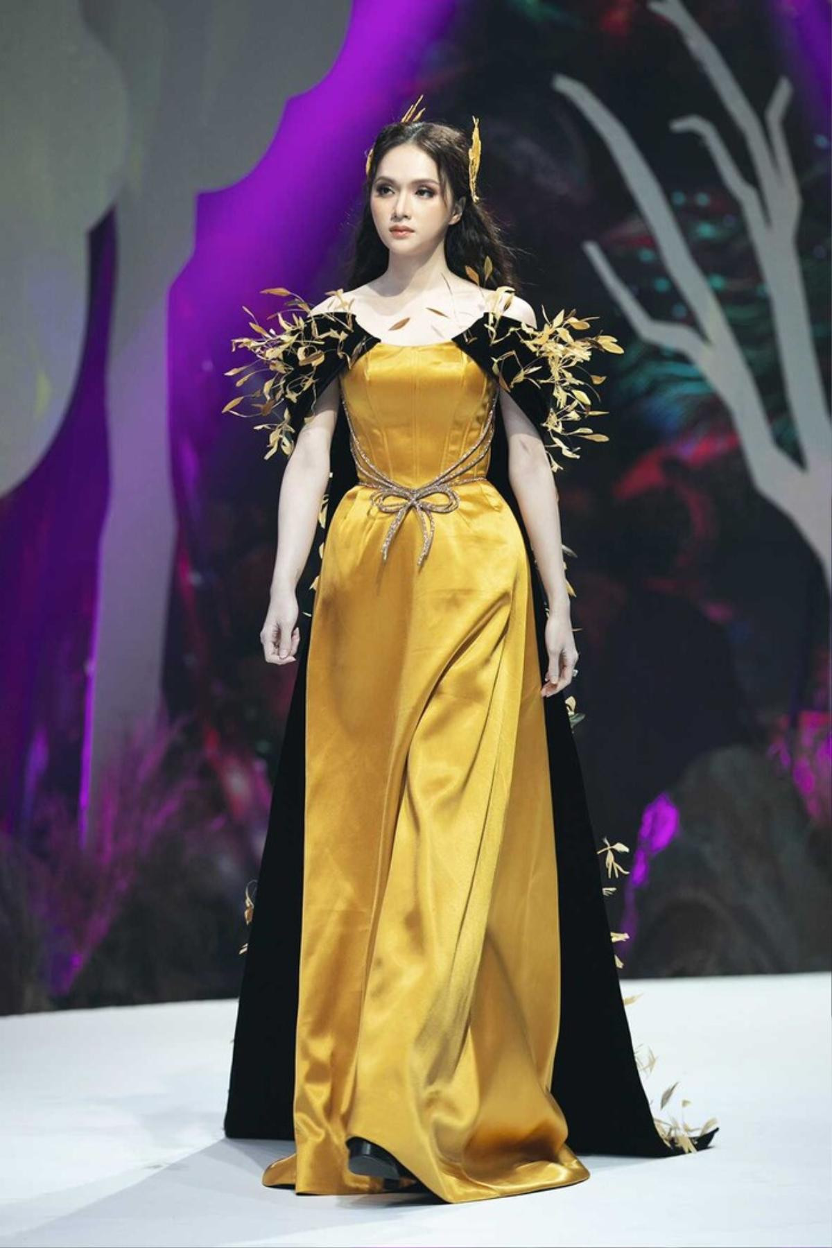 Hương Giang và Lynk Lee catwalk: người nhẹ tựa gió thoảng, người thần thái như nữ hoàng Ảnh 8