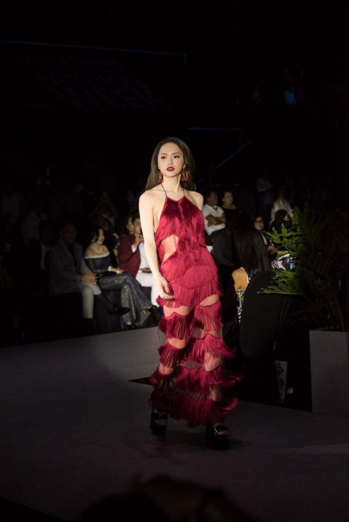 Hương Giang và Lynk Lee catwalk: người nhẹ tựa gió thoảng, người thần thái như nữ hoàng Ảnh 9