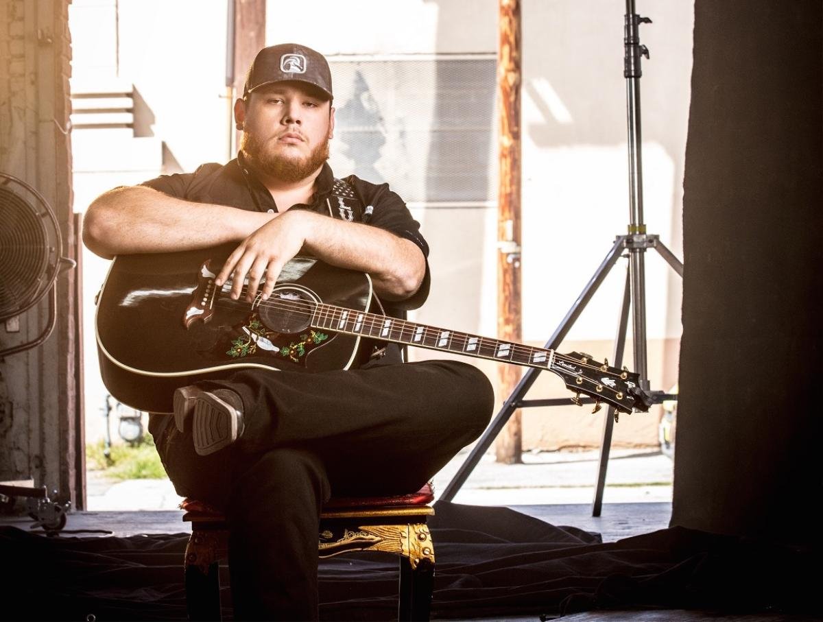 'positions' của Ariana Grande debut khả quan trên Billboard Hot 100, chắn đường Luke Combs tuần mới Ảnh 4