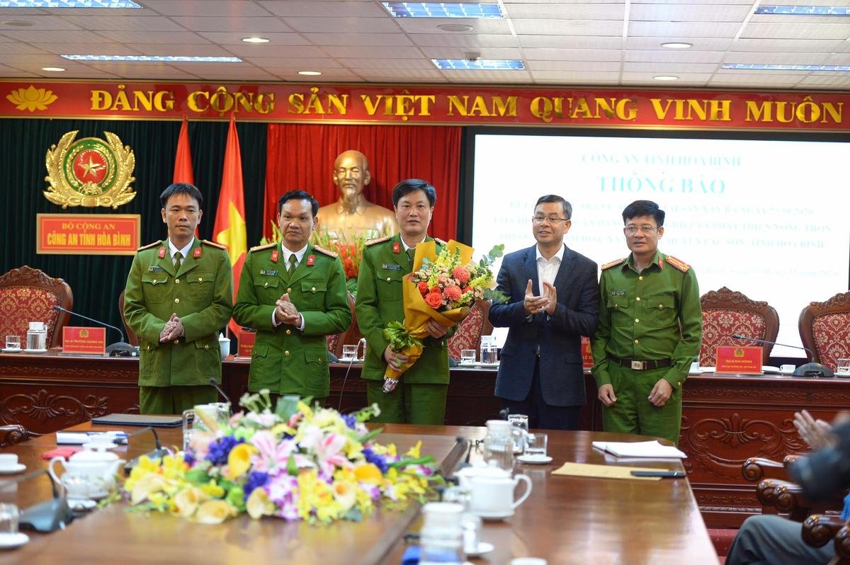 Nghi phạm dùng súng cướp ngân hàng tại Hòa Bình khai nợ nhiều người, thiếu tiền tiêu xài Ảnh 2