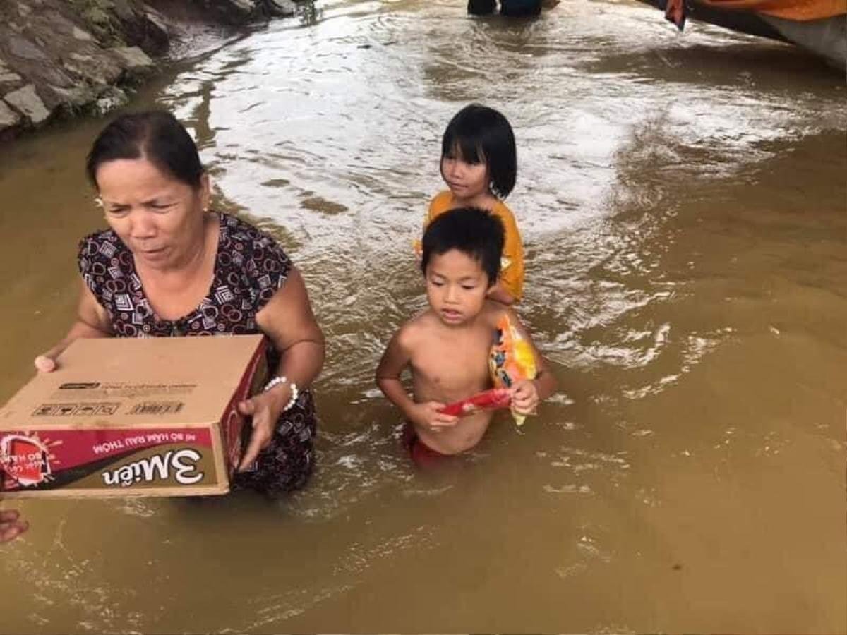 Chuyện những người đi ngược vào vùng bão lũ: Ấm áp tình nghĩa đồng bào Ảnh 2