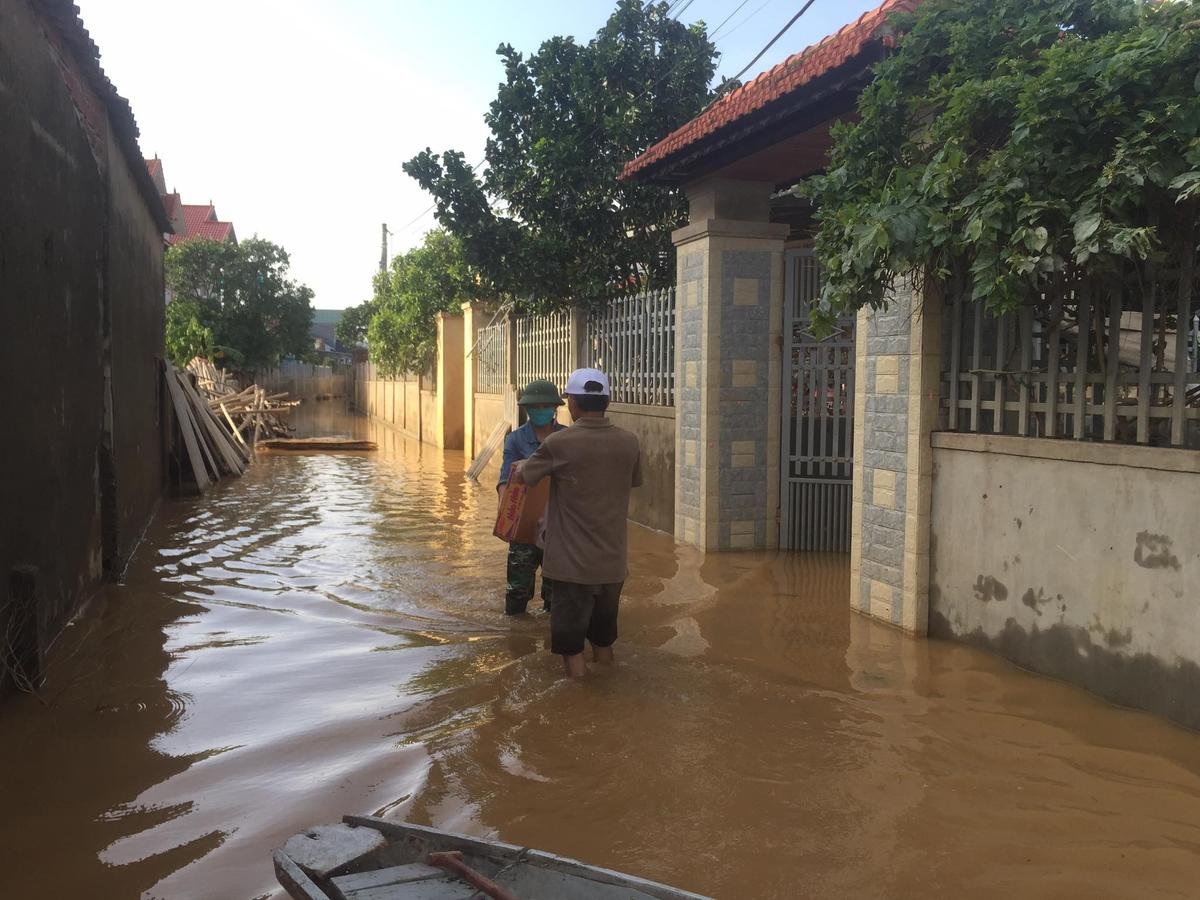 Chuyện những người đi ngược vào vùng bão lũ: Ấm áp tình nghĩa đồng bào Ảnh 12