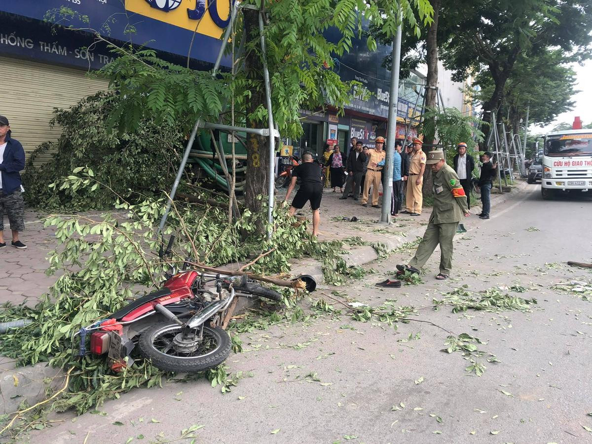 Xe bồn 'bay' qua dải phân cách tông 2 người đi xe máy bị thương nặng, lao vào cửa hàng sơn Ảnh 2