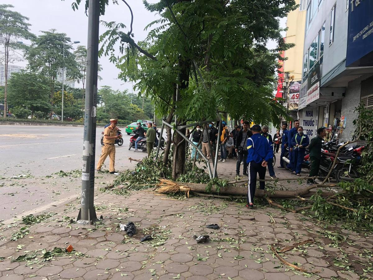 Xe bồn 'bay' qua dải phân cách tông 2 người đi xe máy bị thương nặng, lao vào cửa hàng sơn Ảnh 3