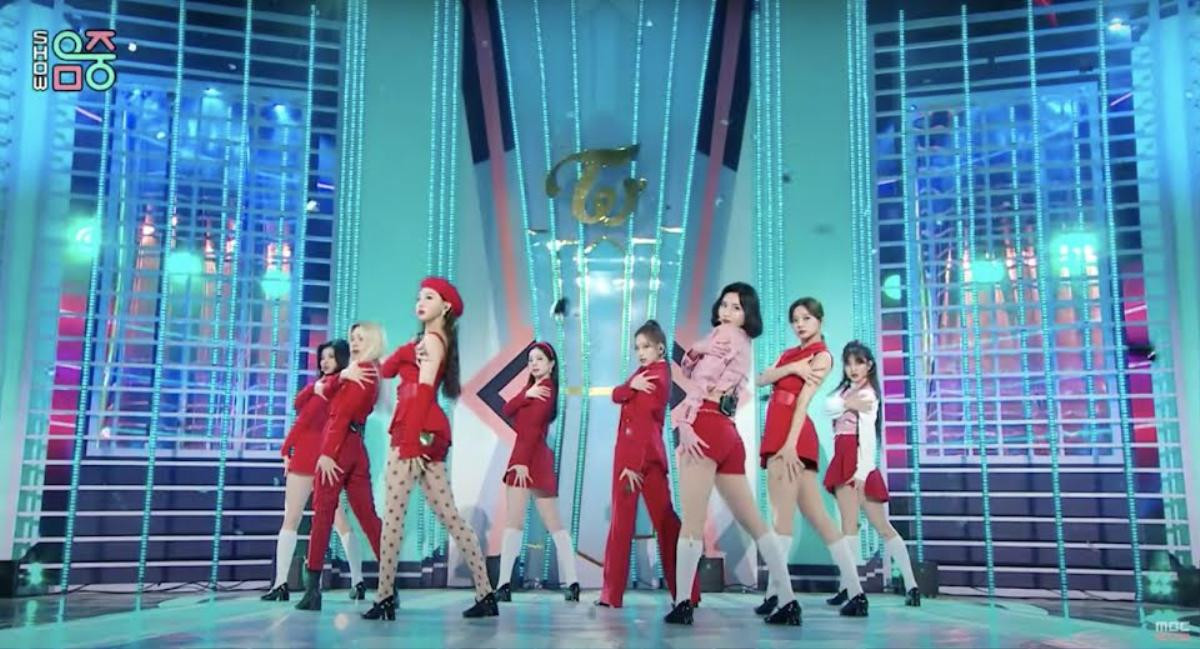 4 lần TWICE hạ gục mọi ánh nhìn trên sân khấu 'I Can't Stop Me' Ảnh 1