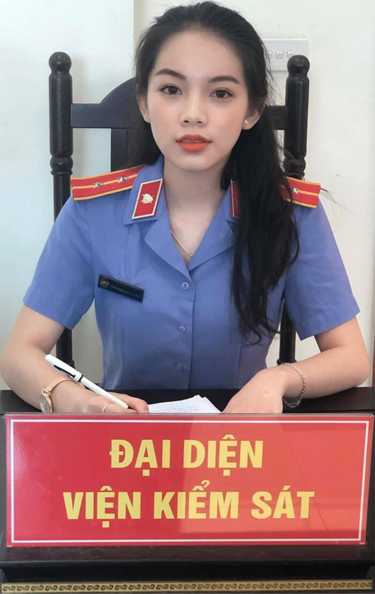 Khoác áo Thẩm phán, những nữ sinh Học viện Tòa án bất ngờ nổi tiếng bởi ngoại hình quá đỗi xinh đẹp Ảnh 6