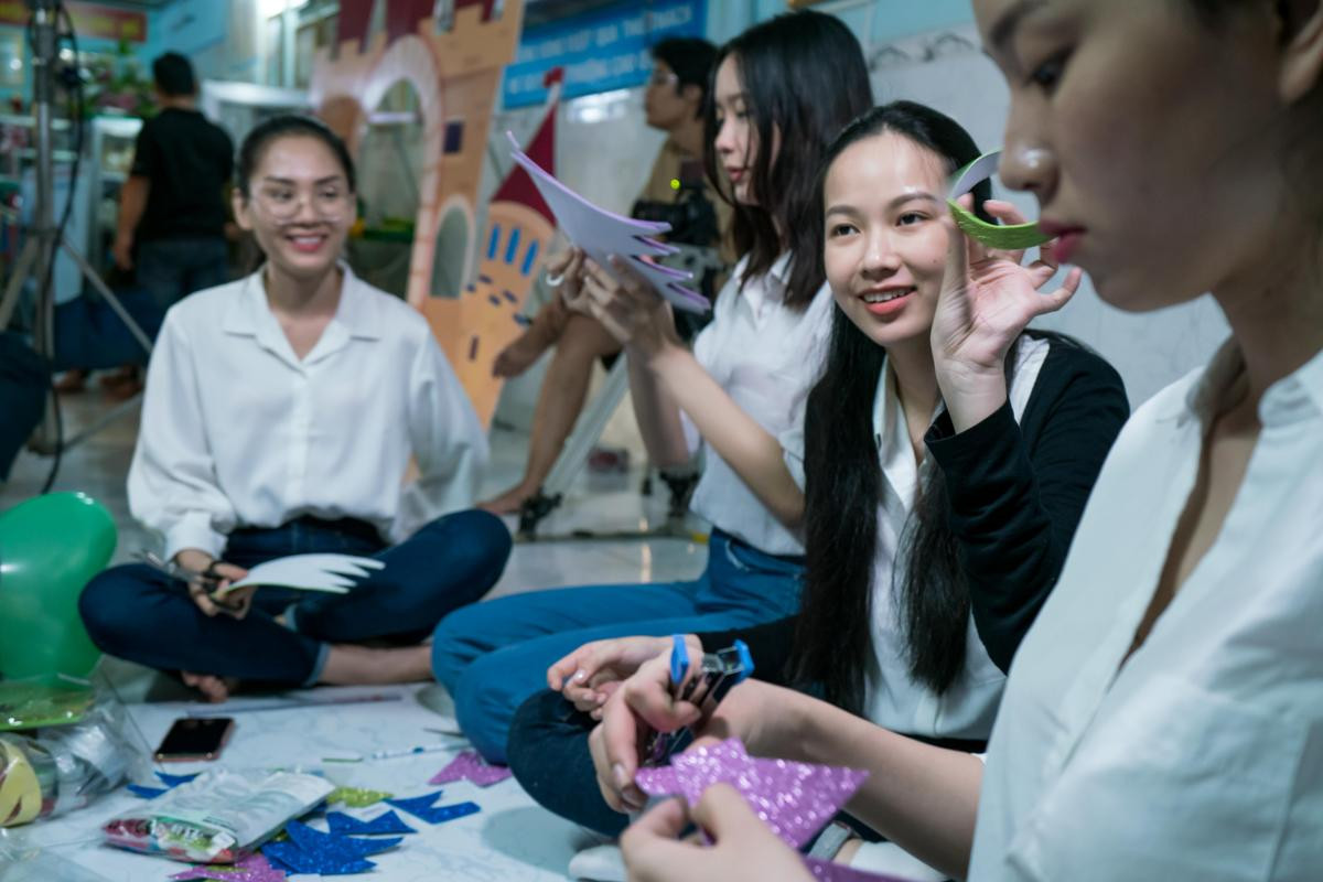 Phương Nga hóa Cô tiên xanh cùng thí sinh Hoa hậu Việt Nam thực hiện dự án nhân ái Liều thuốc yêu thương Ảnh 5