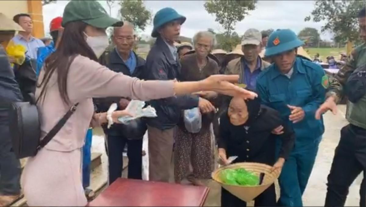 Người dân huyện Hải Lăng ngất xỉu trong lúc xếp hàng nhận cứu trợ từ Thủy Tiên và Công Vinh Ảnh 2