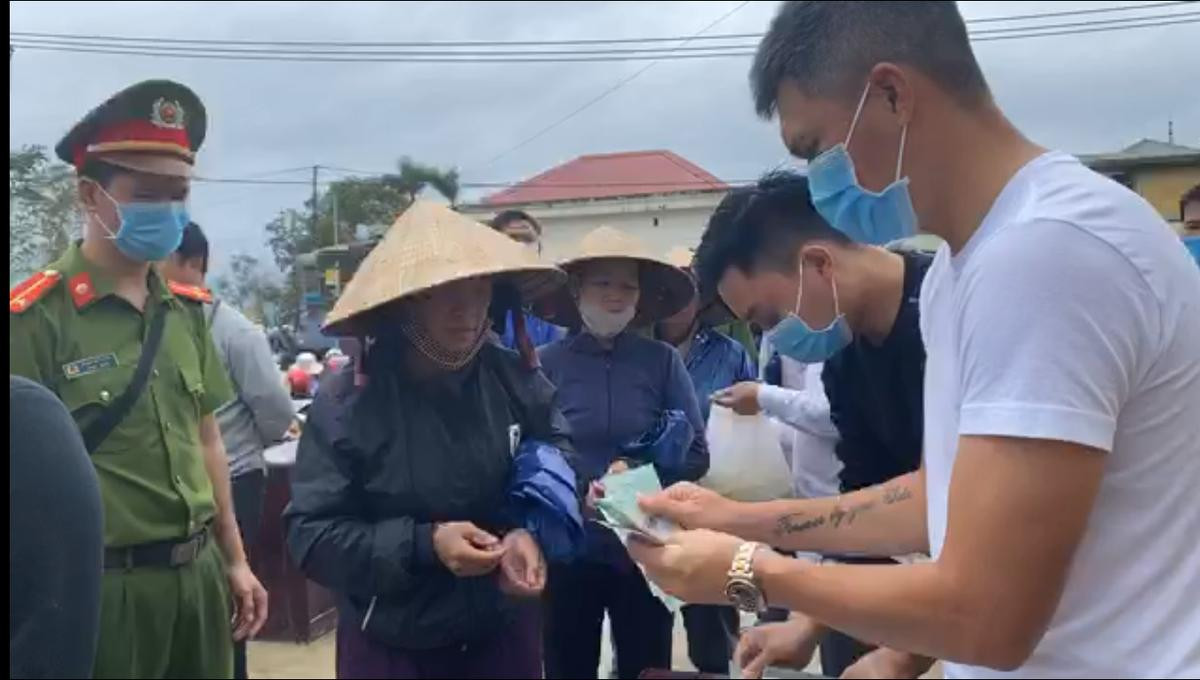 Người dân huyện Hải Lăng ngất xỉu trong lúc xếp hàng nhận cứu trợ từ Thủy Tiên và Công Vinh Ảnh 1