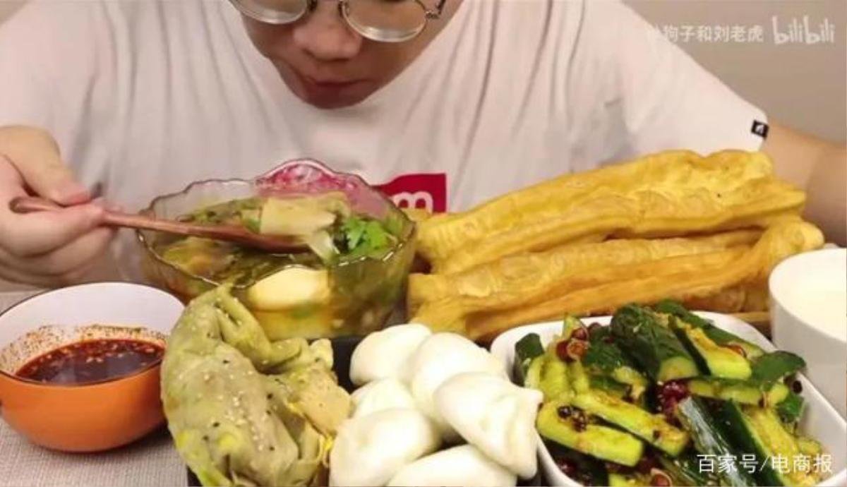 Nữ vlogger gặp nguy kịch khi quay mukbang vì thói quen 'ăn thùng uống vại' Ảnh 5