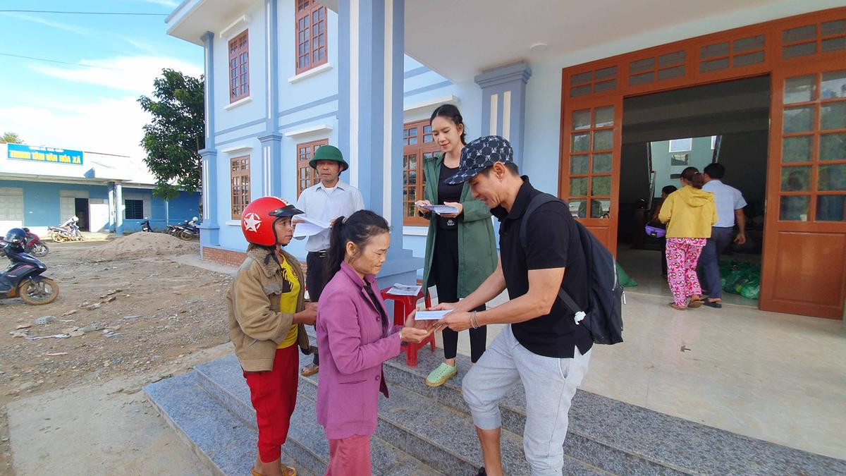 Vợ chồng Lý Hải - Minh Hà bật khóc khi đi trao quà từ thiện Ảnh 3