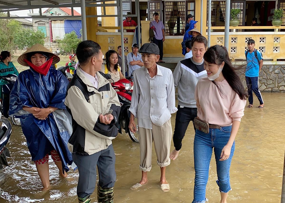 Con trai quyên góp 162 triệu, vợ chồng Đăng Khôi vượt ngàn cây số trao quà cho học sinh vùng lũ Ảnh 3