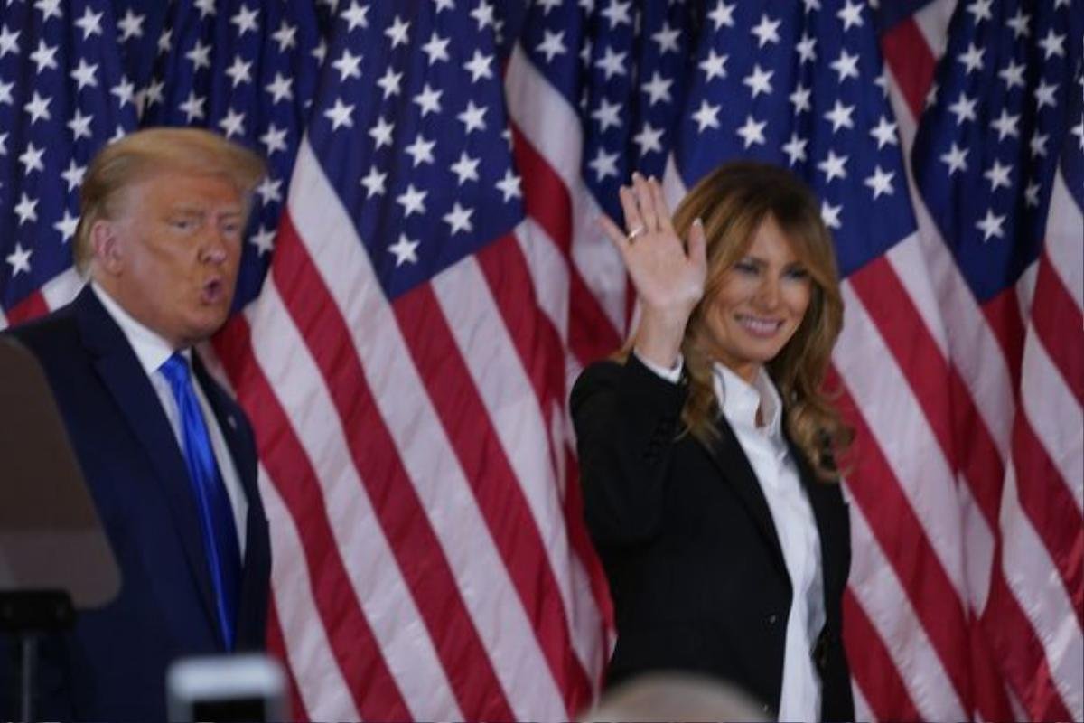 Bà Melania cười gượng gạo khi ông Trump tự tuyên bố chiến thắng giữa lúc kiểm phiếu Ảnh 4