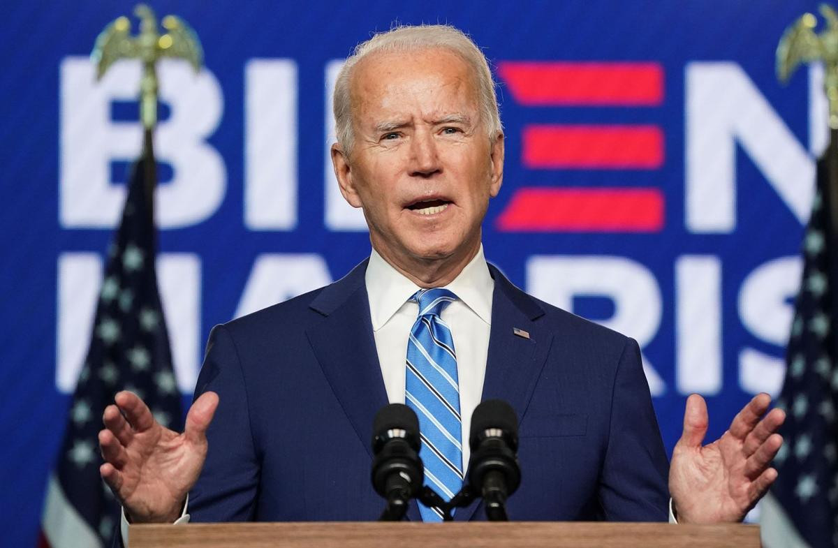 Sự thật bức ảnh Tổng thống Trump đứng không vững, cần người đỡ khi ứng viên Joe Biden giành chiến thắng Ảnh 1