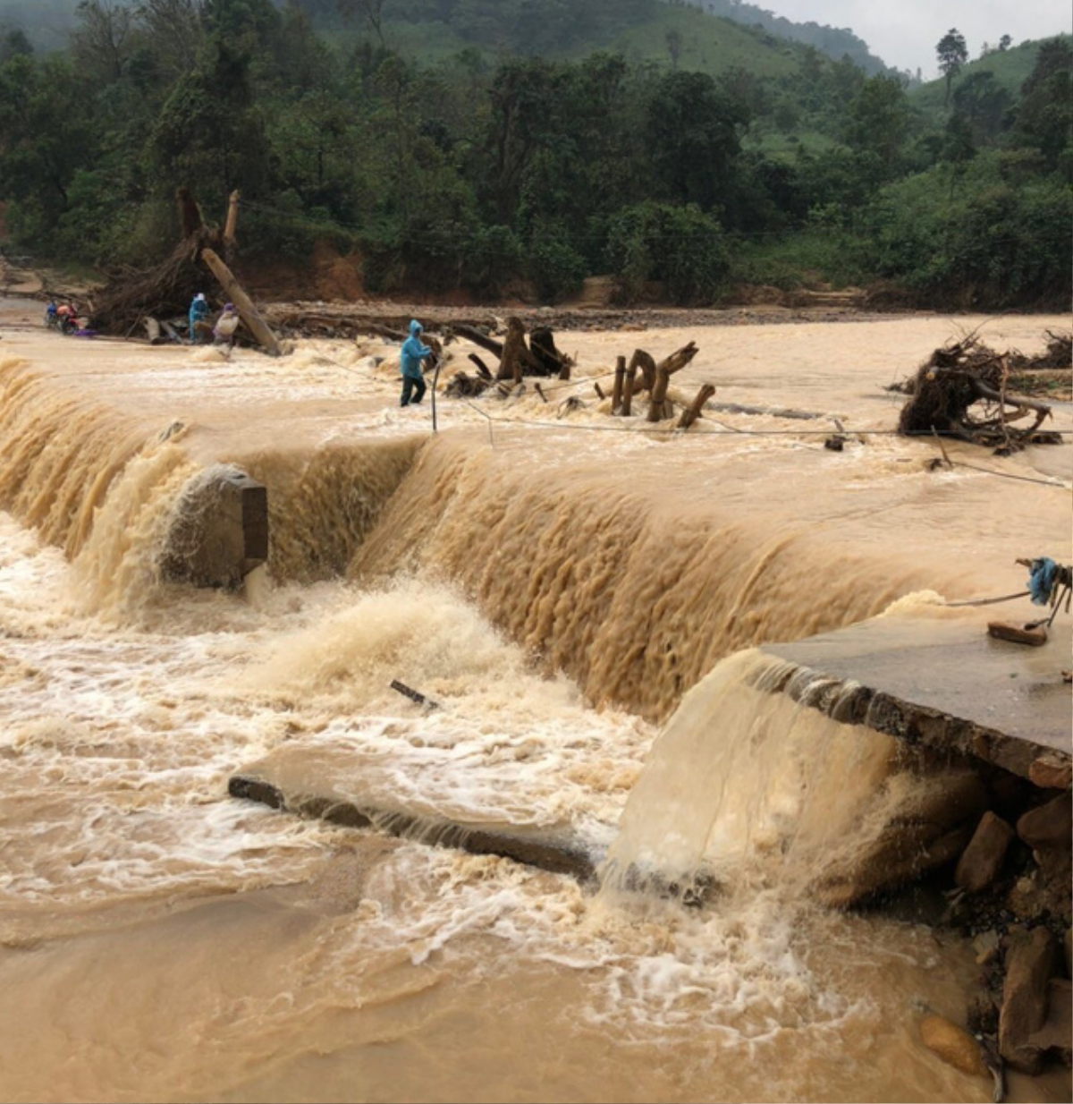 Người đàn ông lao mình xuống dòng nước cứu sống 3 người suýt bị lũ cuốn trôi Ảnh 1