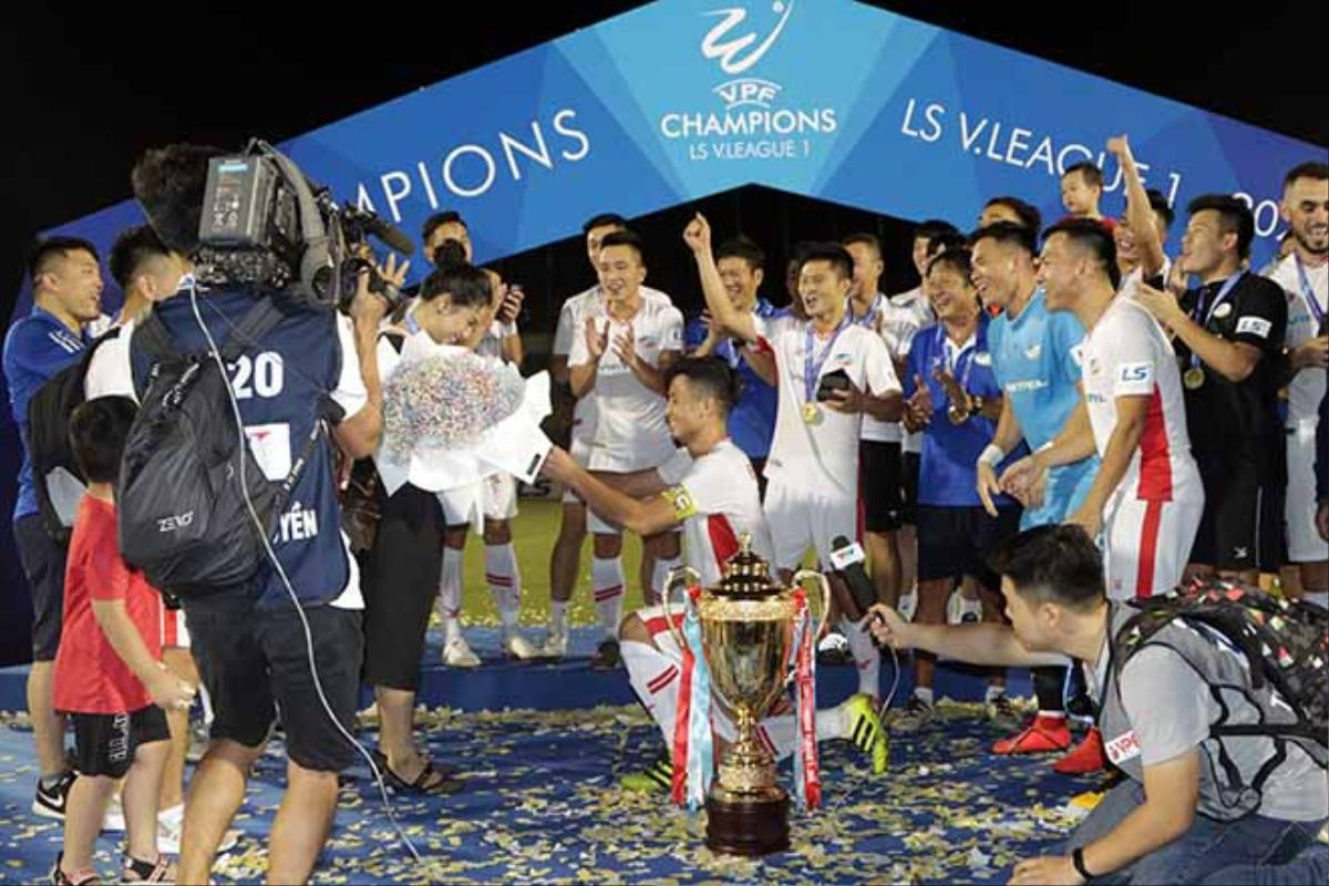 CLB Viettel vô địch V.League, Bùi Tiến Dũng cầu hôn Khánh Linh ngay trên bục nhận huy chương Ảnh 1