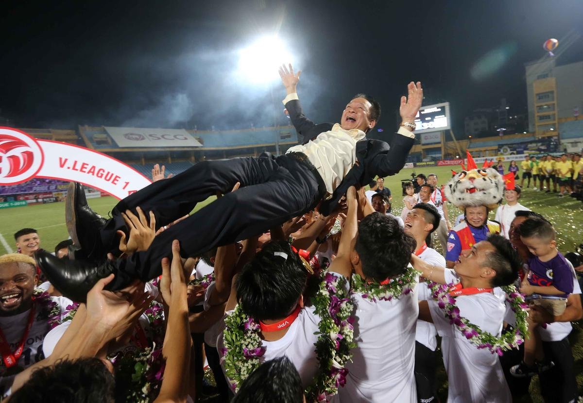 Hà Nội FC về nhì, bầu Hiển bảo: 'Quan trọng là vô địch trong lòng người hâm mộ' Ảnh 1