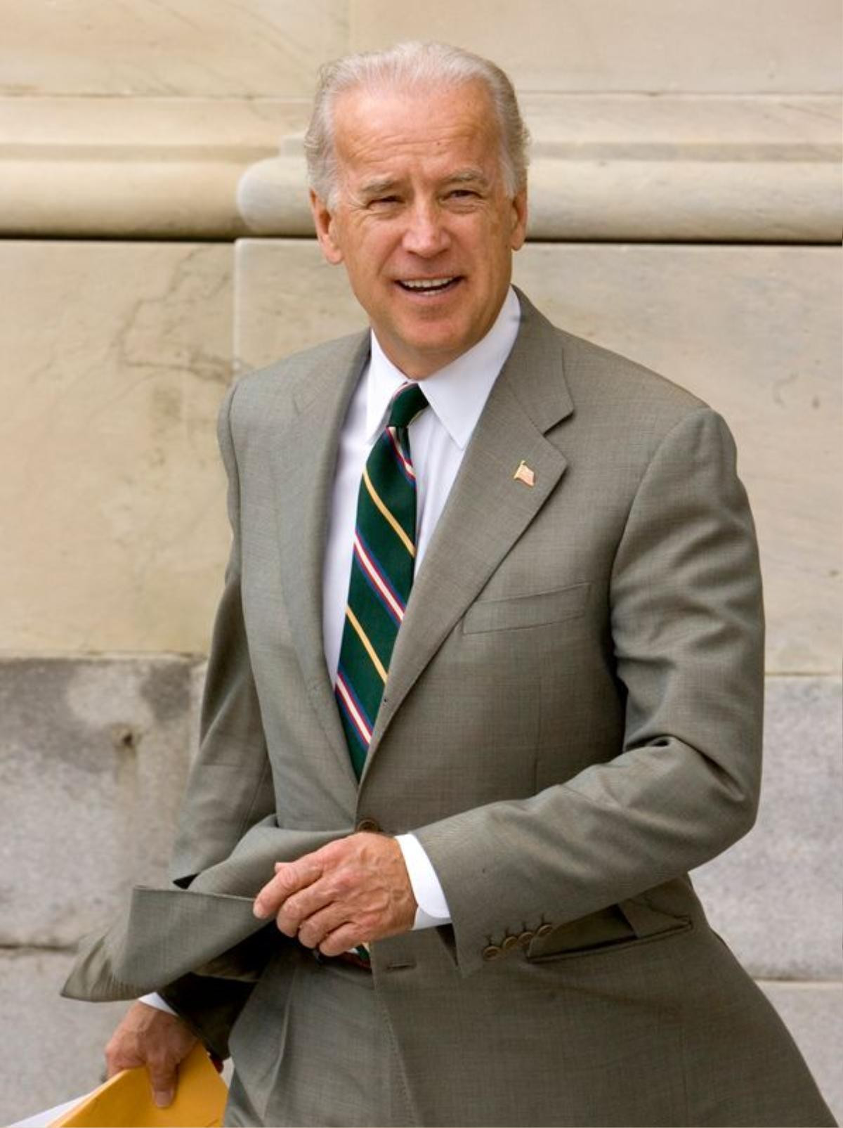 Phong cách thời trang của Tổng thống Mỹ Joe Biden qua từng năm tháng Ảnh 10