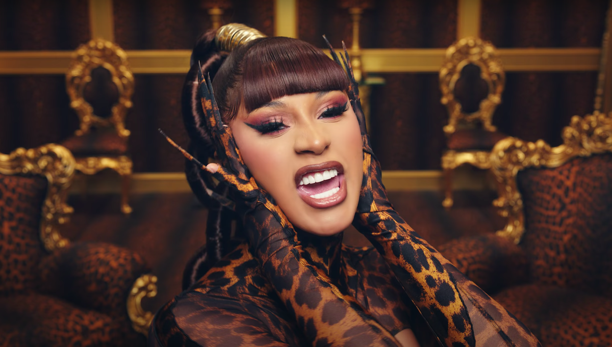 Góc phát hiện: Chi Pu đã 'mượn' búi tóc của Cardi B trong MV 'WAP' để mang lên sân khấu 'tàu bay'? Ảnh 2