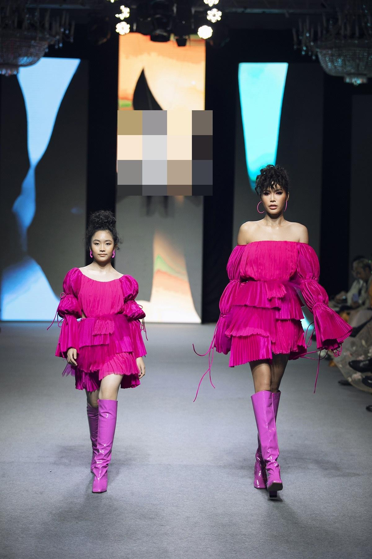 Lý Nhã Kỳ làm vedette, catwalk cực dẻo, thần thái ngút ngàn tại show thời trang Ảnh 8