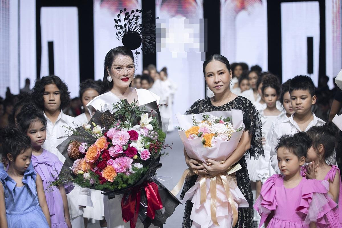 Lý Nhã Kỳ làm vedette, catwalk cực dẻo, thần thái ngút ngàn tại show thời trang Ảnh 1